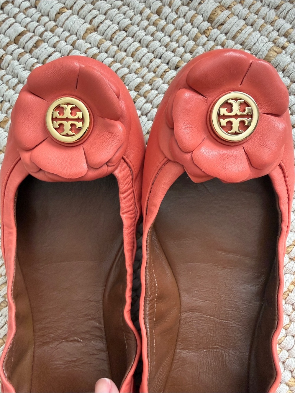 Tory Burch Coral Leather Rosette Flats with Gold Logo - Picture 5 of 7